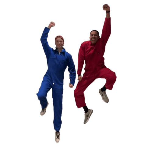 2-jongens-wit-en-bruin-springen-overall-blauw-en-rood