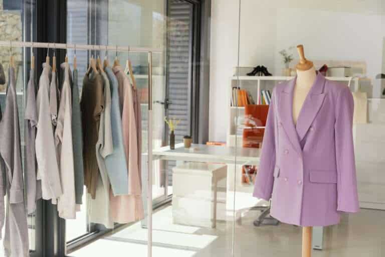 Opruiming in winkel met kleding en accessoires.