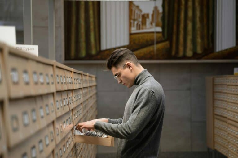 Man selecteert documenten uit een archiefkast voor veilige vernietiging.