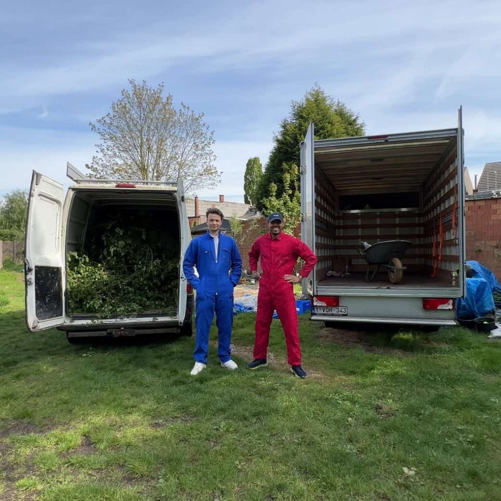 2-jongens-in-overall-werkers-2-camionetten-trucks-opruimers-verhuizers