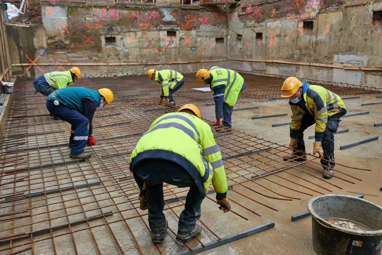 Veilig werken tijdens bouwprojecten met opruimingsdienst.