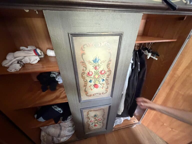 Kast vol kleding en spullen in een woning die leeggemaakt wordt
